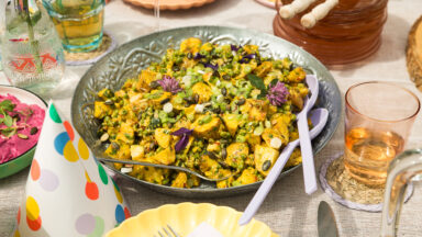 Aardappelsalade met dressing van gele curry