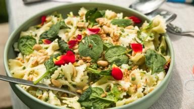 Vegetarische pastasalade met Thaise groene kruidenpasta