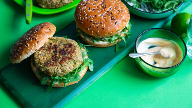 Courgette burgers met groene curry, limoen, kaas en munt