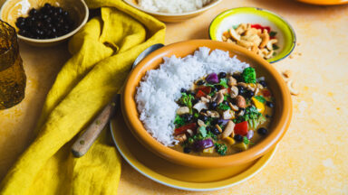 Curry met zwarte kikkererwten en cashewnoten